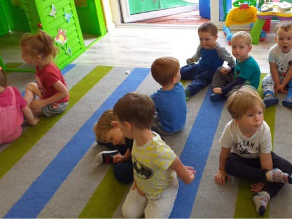 Przedstawienie w wykonaniu kursantek w przedszkolu 