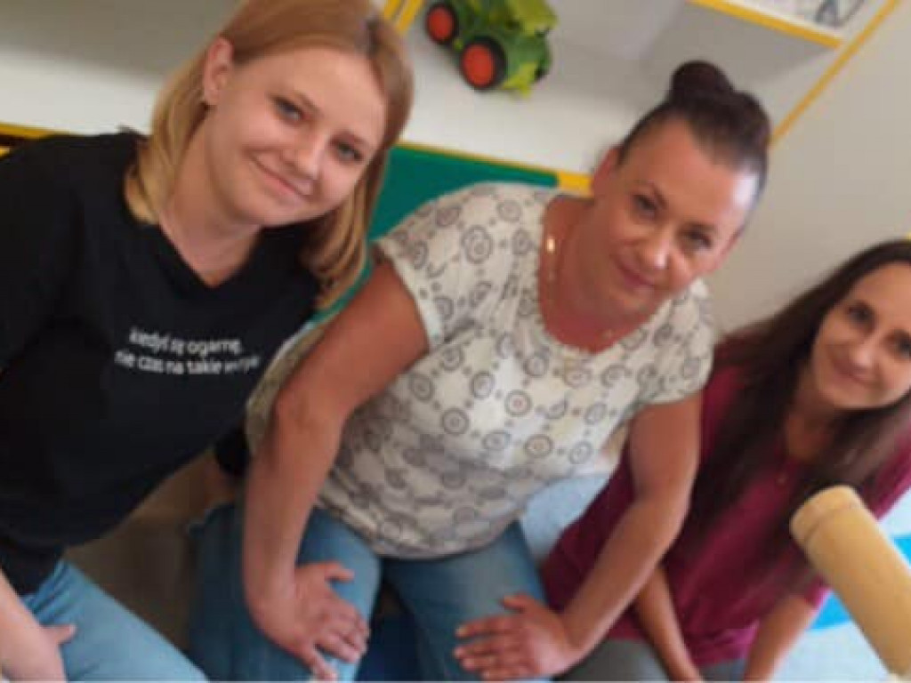 Przedstawienie w wykonaniu kursantek w przedszkolu 