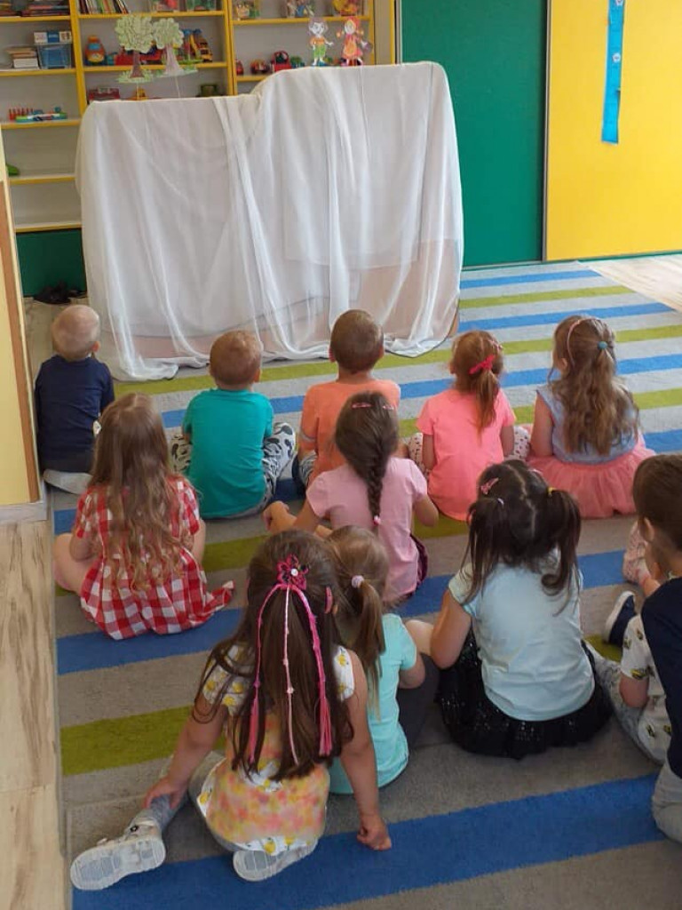 Przedstawienie w wykonaniu kursantek w przedszkolu 