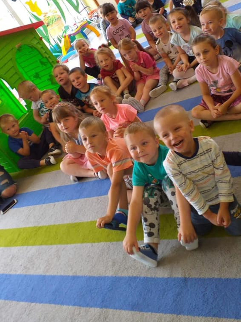 Przedstawienie w wykonaniu kursantek w przedszkolu 