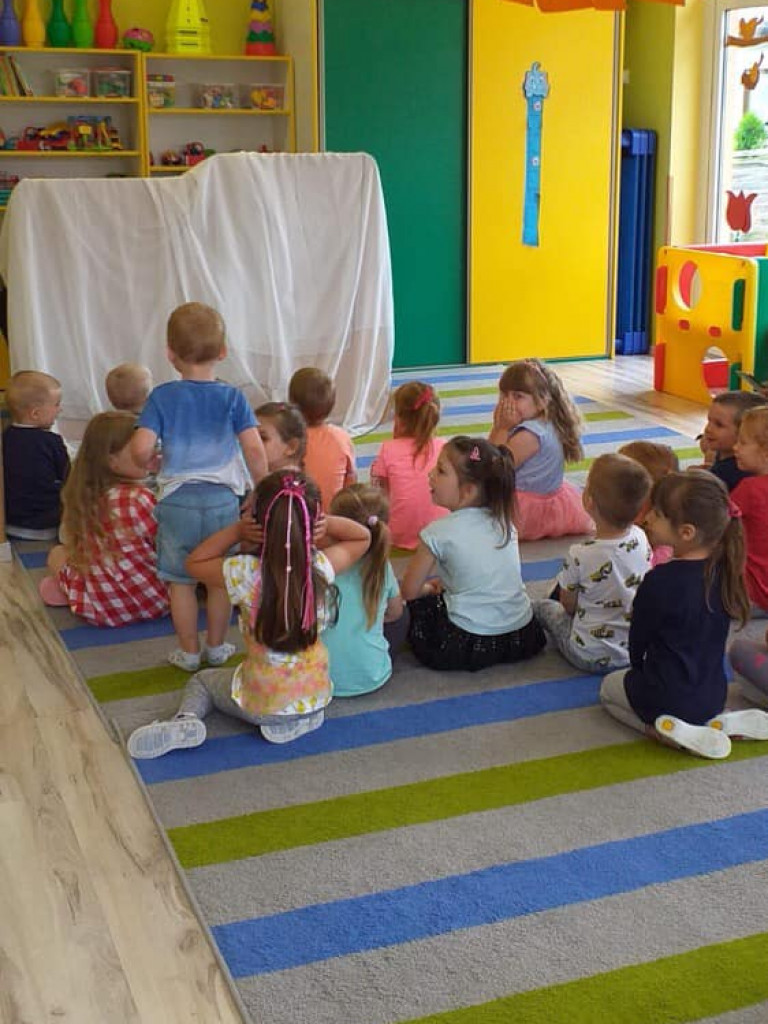 Przedstawienie w wykonaniu kursantek w przedszkolu 