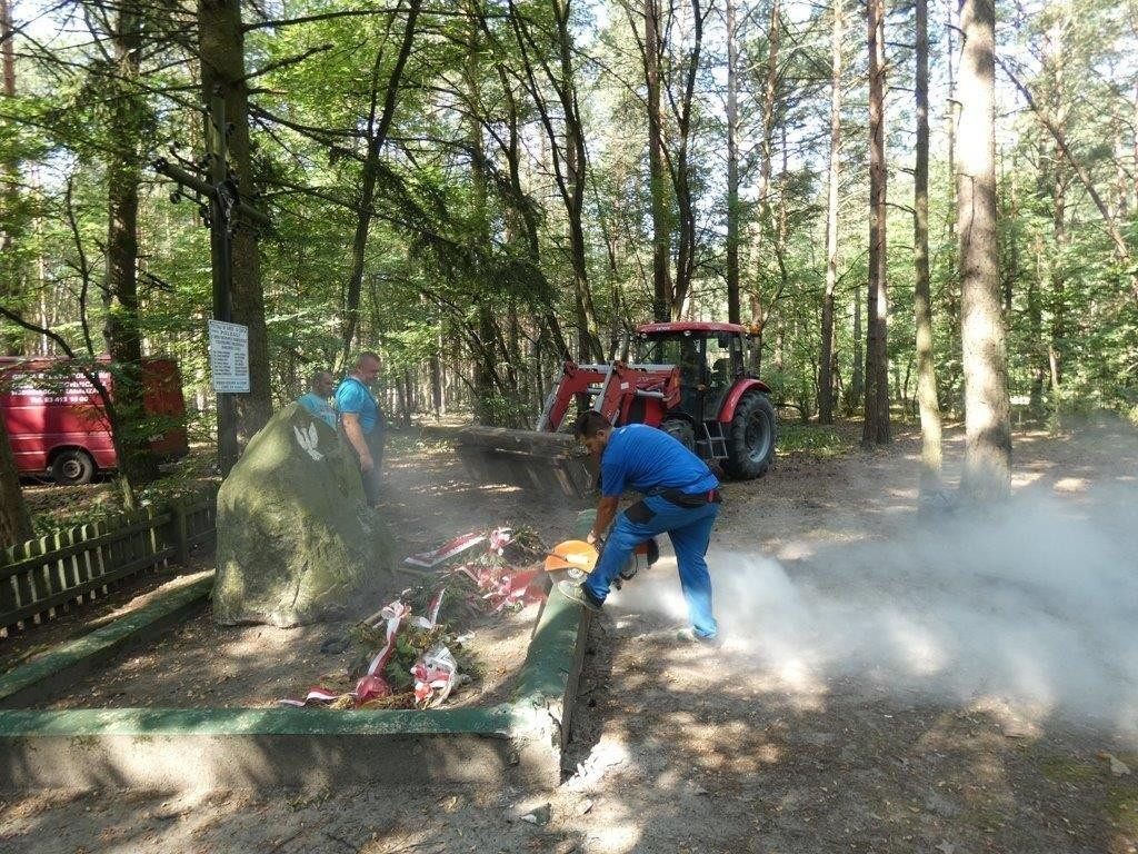 Odnowienie miejsca pamięci i czuwanie modlitewno-patriotyczne