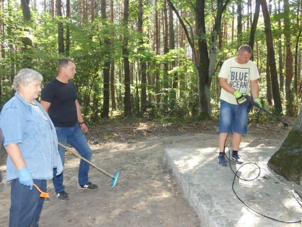 Odnowienie miejsca pamięci i czuwanie modlitewno-patriotyczne