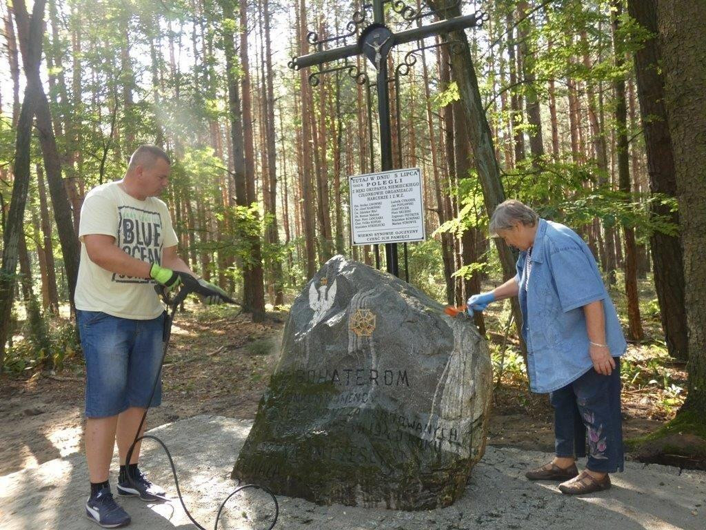 Odnowienie miejsca pamięci i czuwanie modlitewno-patriotyczne