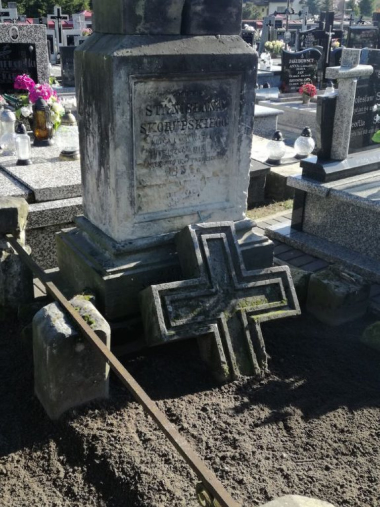 Stare nagrobki na radzyńskim cmentarzu