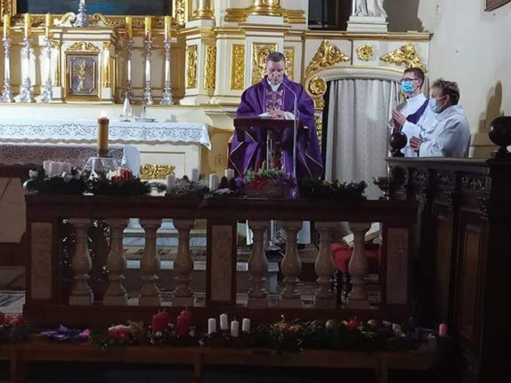 Błogosławieństwo wieńców adwentowych w parafii Trójcy Św.