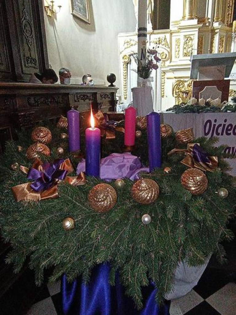 Błogosławieństwo wieńców adwentowych w parafii Trójcy Św.