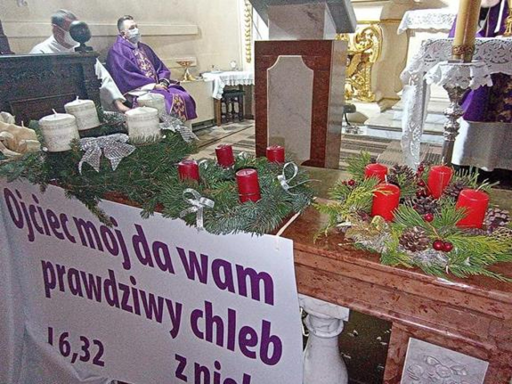 Błogosławieństwo wieńców adwentowych w parafii Trójcy Św.