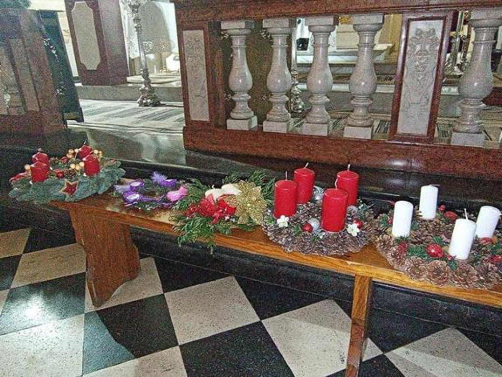 Błogosławieństwo wieńców adwentowych w parafii Trójcy Św.