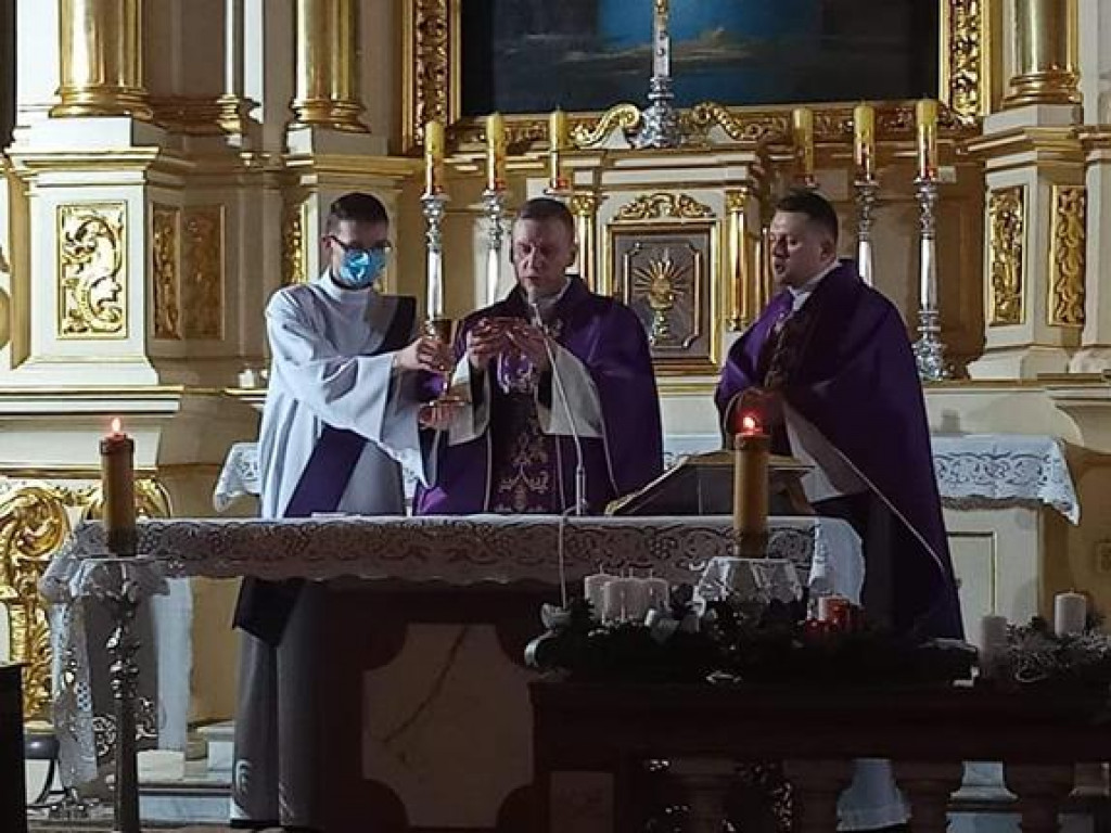 Błogosławieństwo wieńców adwentowych w parafii Trójcy Św.