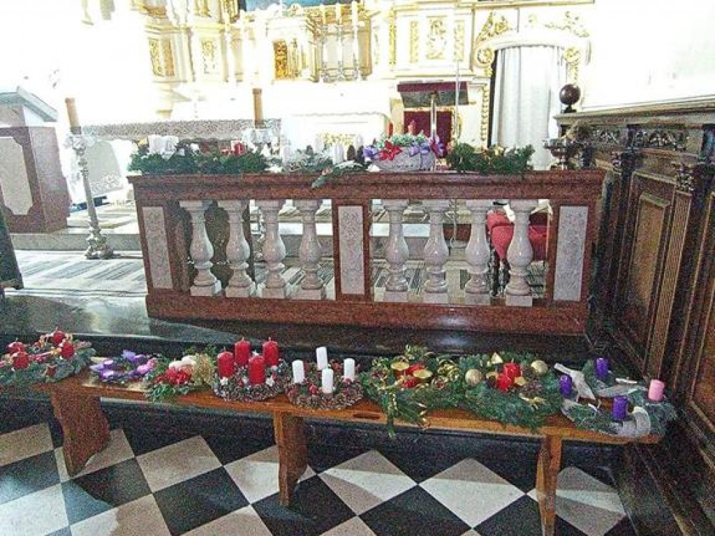 Błogosławieństwo wieńców adwentowych w parafii Trójcy Św.