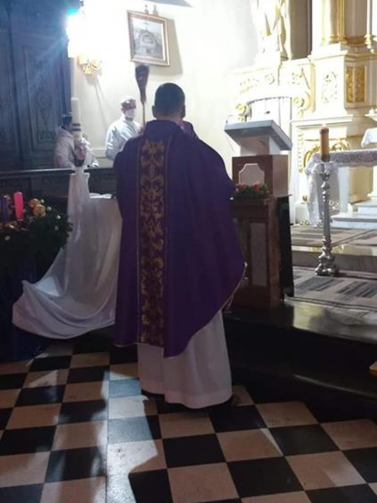 Błogosławieństwo wieńców adwentowych w parafii Trójcy Św.