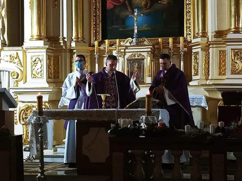 Błogosławieństwo wieńców adwentowych w parafii Trójcy Św.