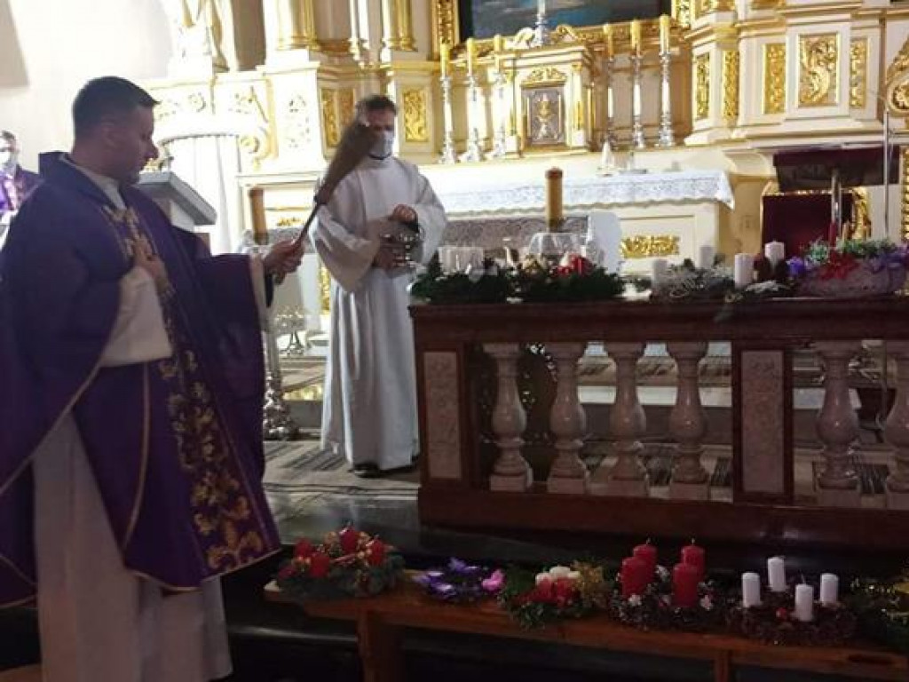 Błogosławieństwo wieńców adwentowych w parafii Trójcy Św.