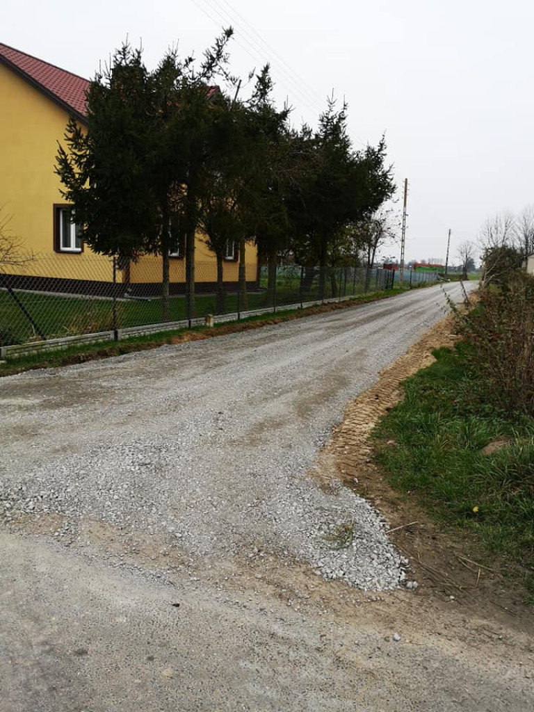 Utwardzanie dróg w Żyłkach i Rozwadowie