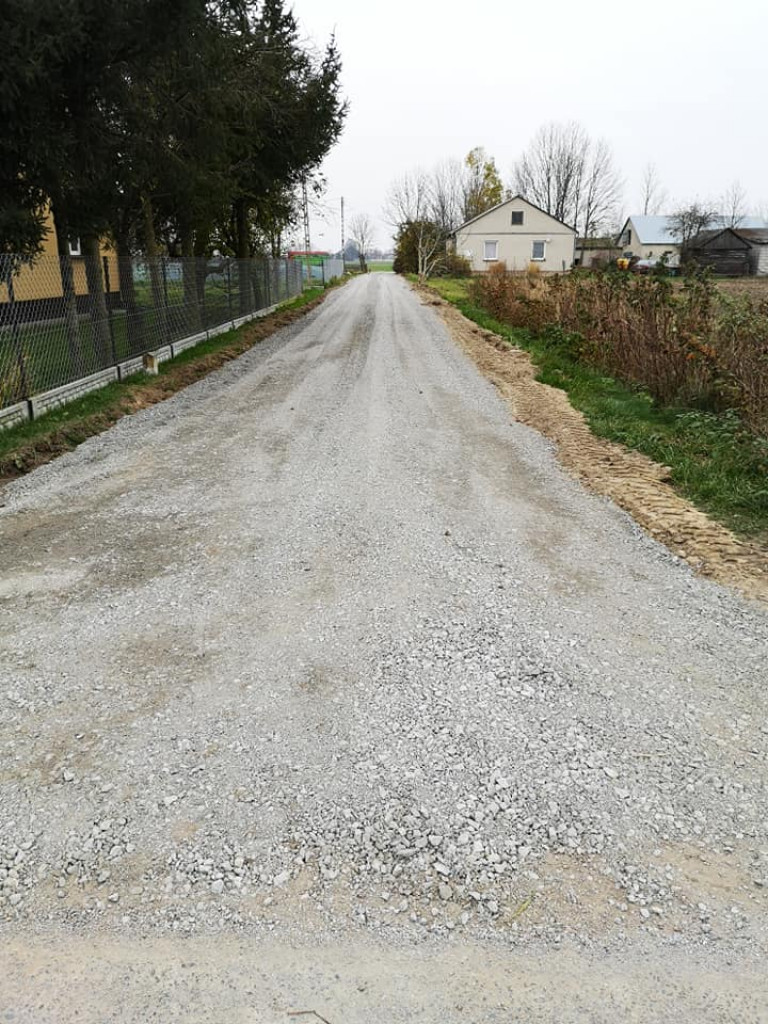 Utwardzanie dróg w Żyłkach i Rozwadowie