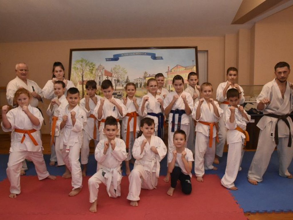 Egzamin na wyższe stopnie karate w Kąkolewnicy