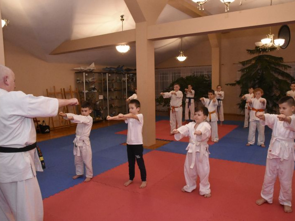 Egzamin na wyższe stopnie karate w Kąkolewnicy