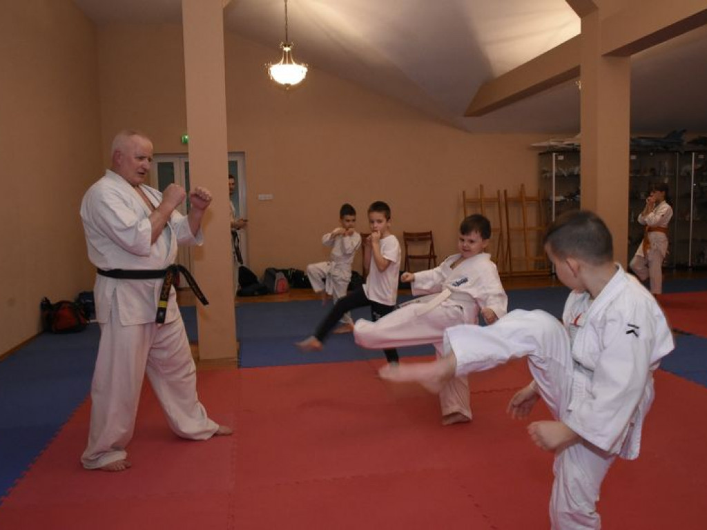 Egzamin na wyższe stopnie karate w Kąkolewnicy