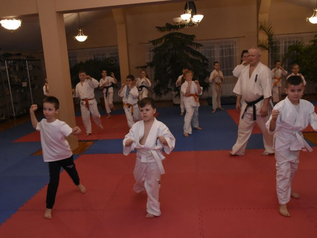 Egzamin na wyższe stopnie karate w Kąkolewnicy