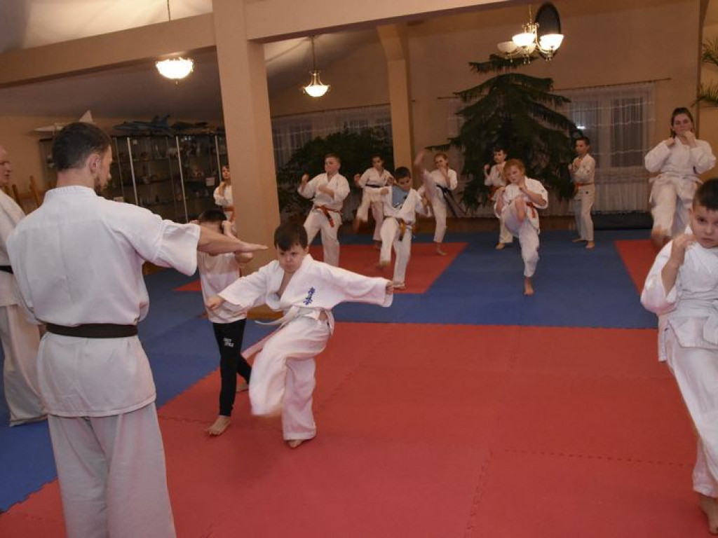 Egzamin na wyższe stopnie karate w Kąkolewnicy