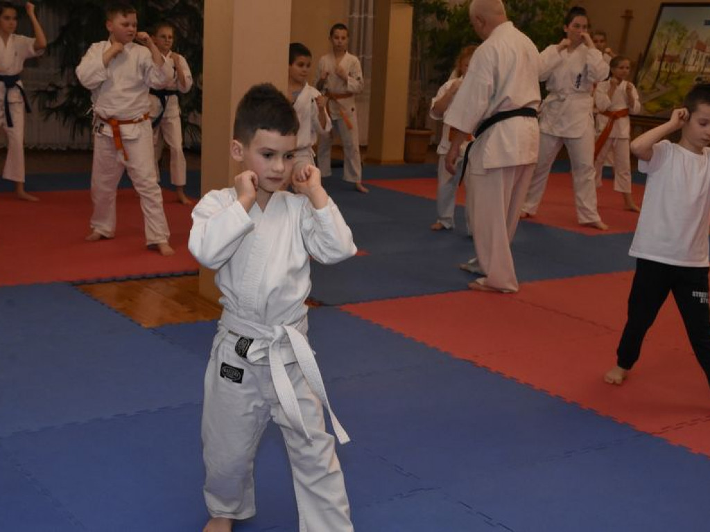 Egzamin na wyższe stopnie karate w Kąkolewnicy