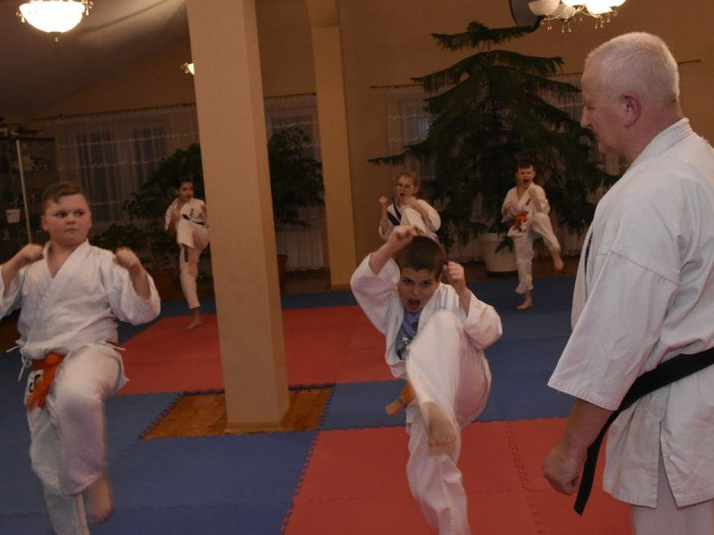 Egzamin na wyższe stopnie karate w Kąkolewnicy