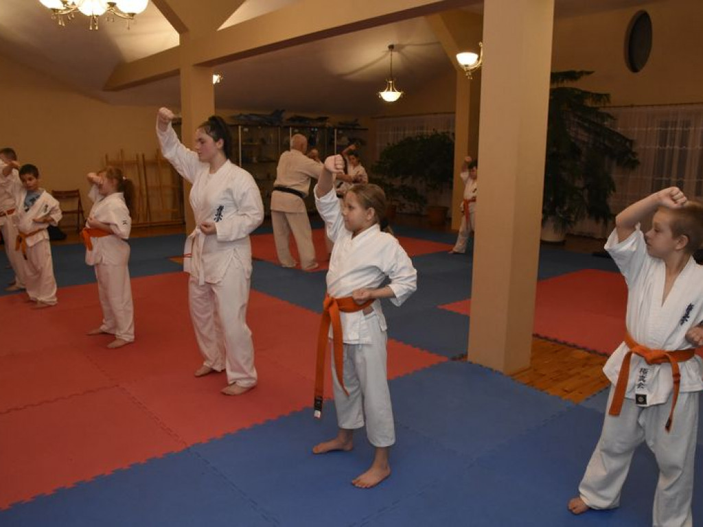 Egzamin na wyższe stopnie karate w Kąkolewnicy