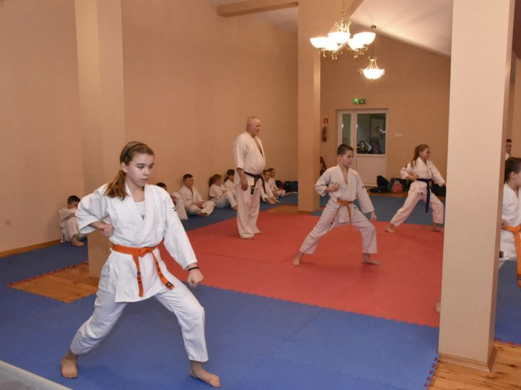 Egzamin na wyższe stopnie karate w Kąkolewnicy