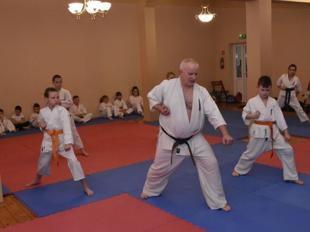 Egzamin na wyższe stopnie karate w Kąkolewnicy
