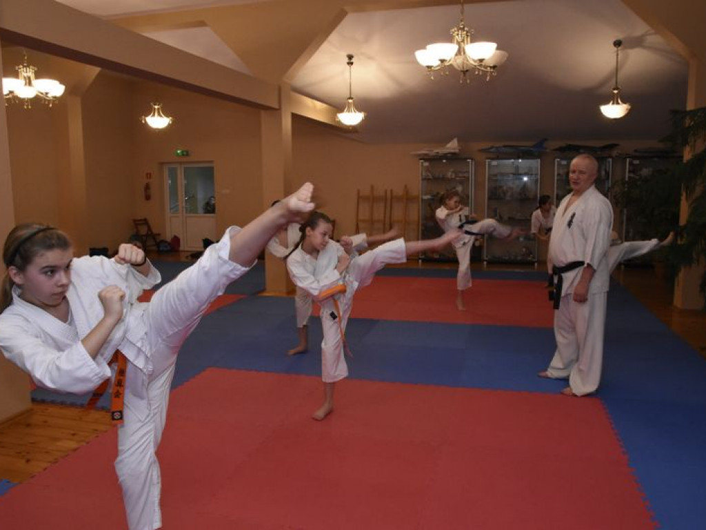 Egzamin na wyższe stopnie karate w Kąkolewnicy
