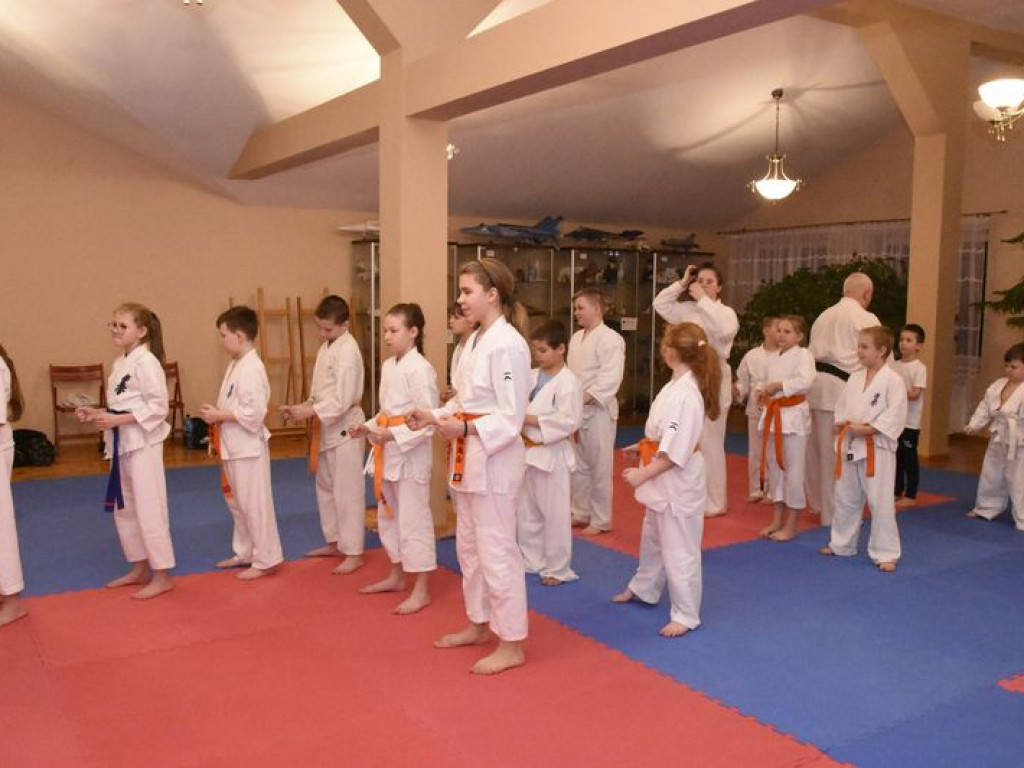 Egzamin na wyższe stopnie karate w Kąkolewnicy