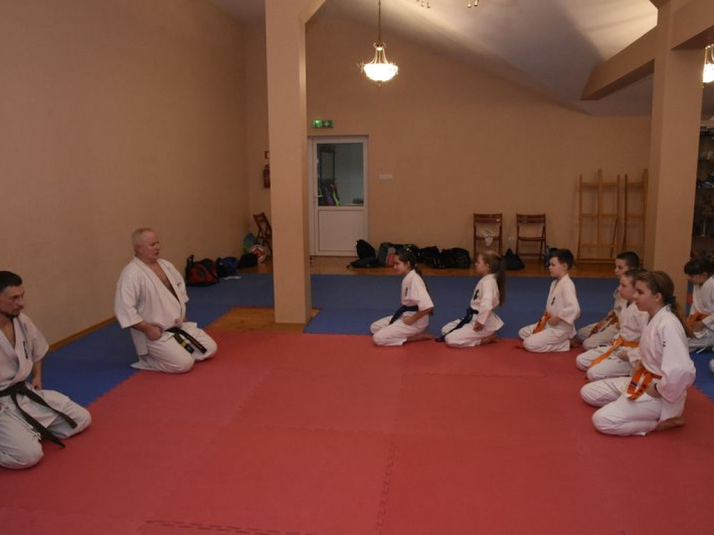 Egzamin na wyższe stopnie karate w Kąkolewnicy