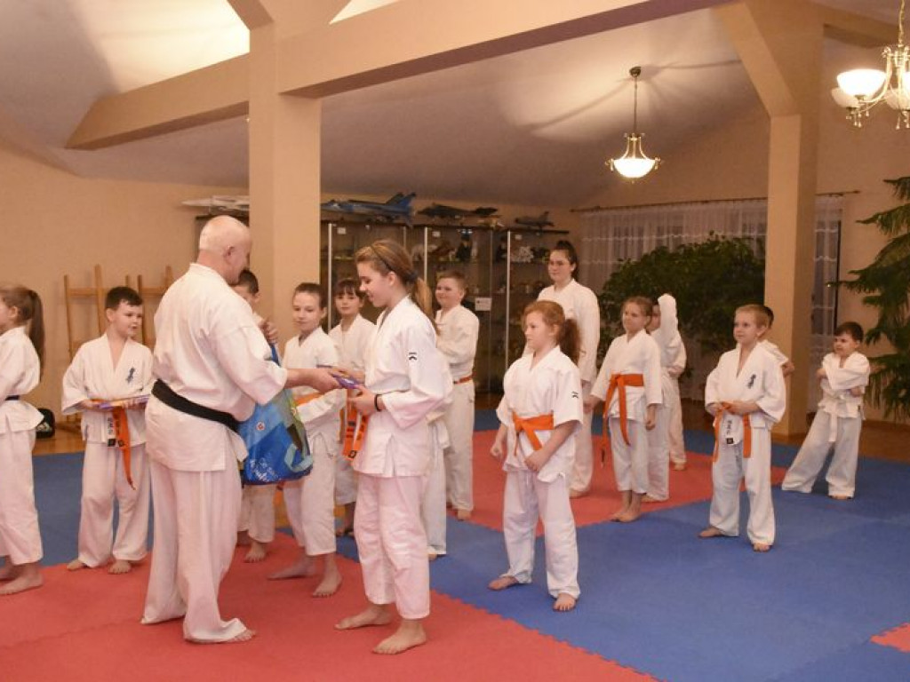 Egzamin na wyższe stopnie karate w Kąkolewnicy