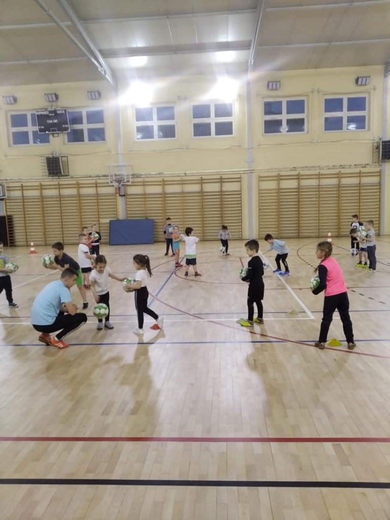 Remont hali sportowej w ZO w Kąkolewnicy