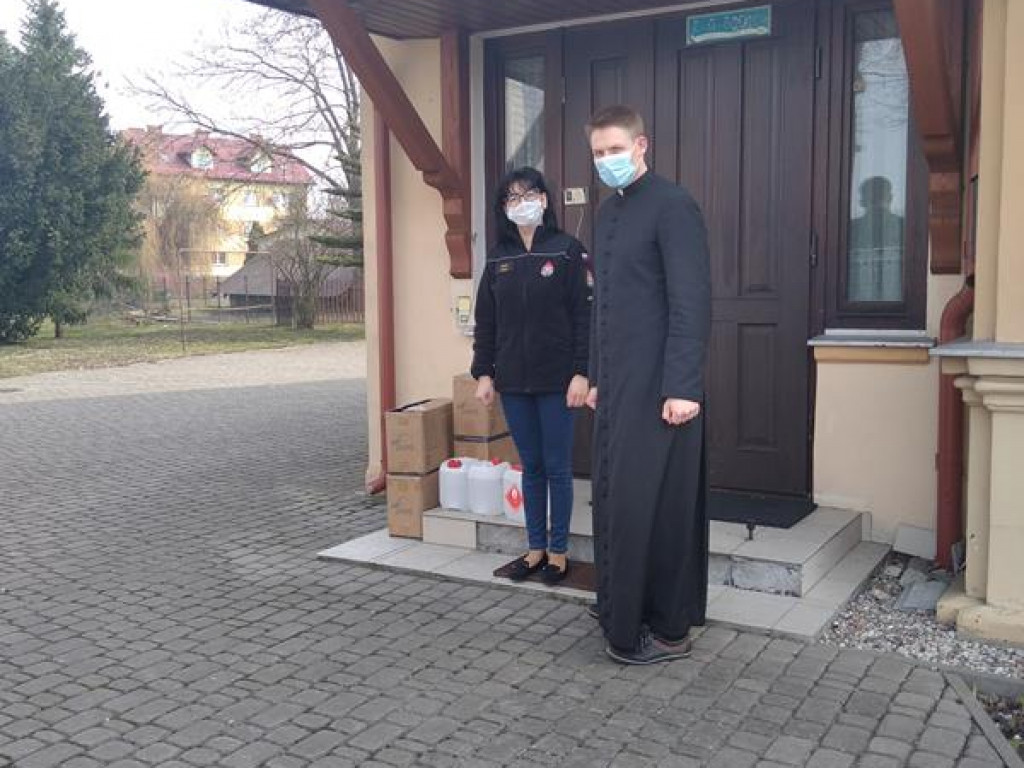 Dystrybucja przez strażaków maseczek i płynów dezynfekcyjnych do kościołów