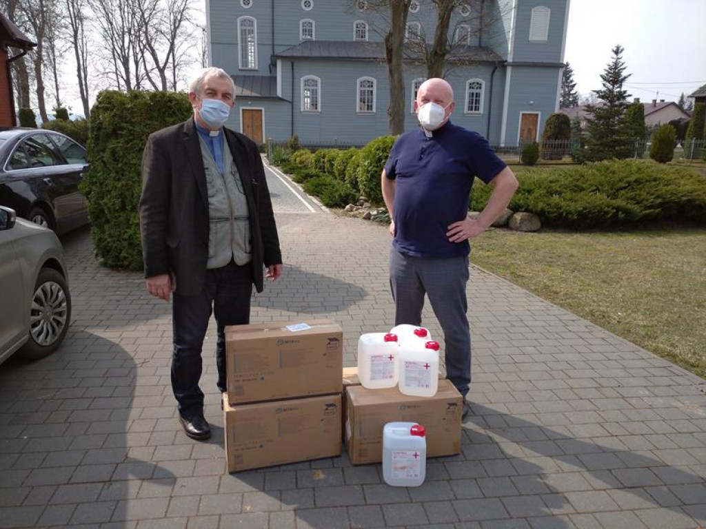 Dystrybucja przez strażaków maseczek i płynów dezynfekcyjnych do kościołów