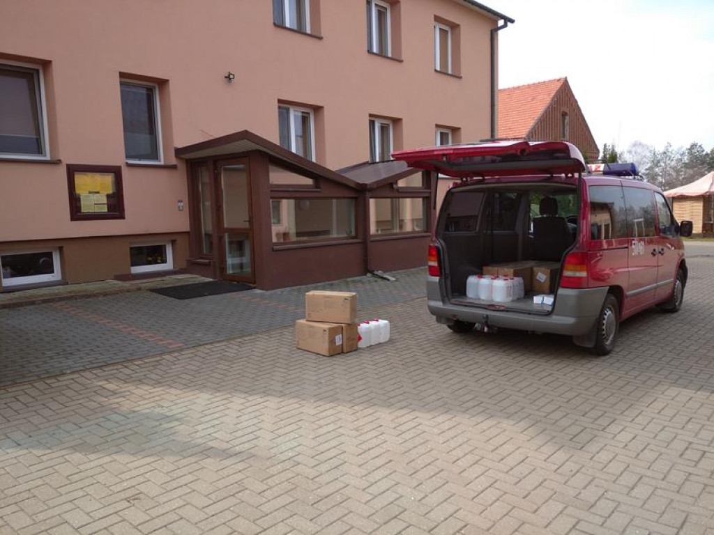 Dystrybucja przez strażaków maseczek i płynów dezynfekcyjnych do kościołów