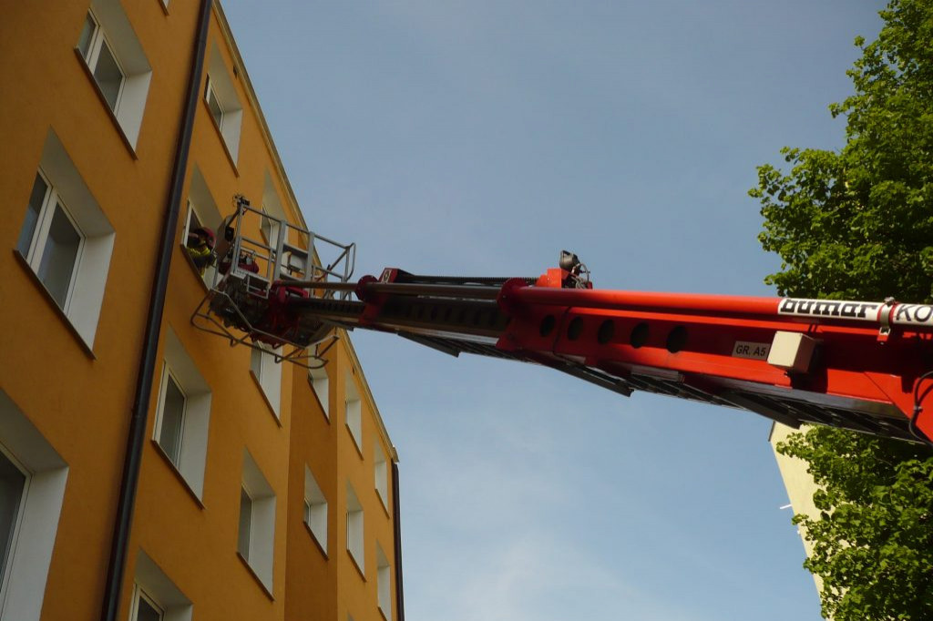 Pomoc strażaków dla ratowników na Bulwarach