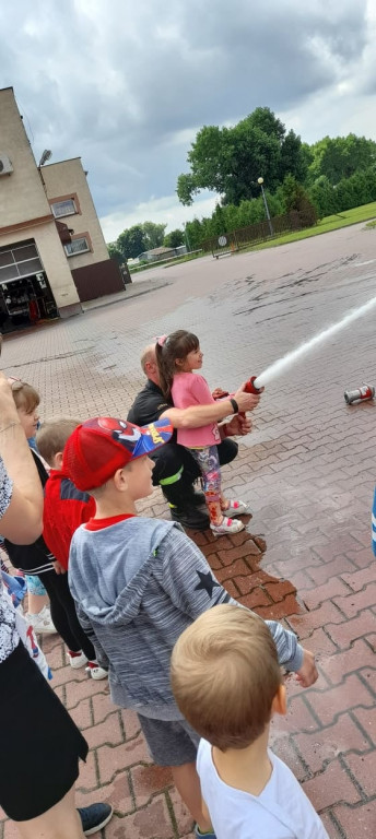 Spotkanie przedszkolaków ze strażakami