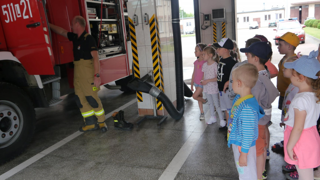 Spotkanie przedszkolaków ze strażakami