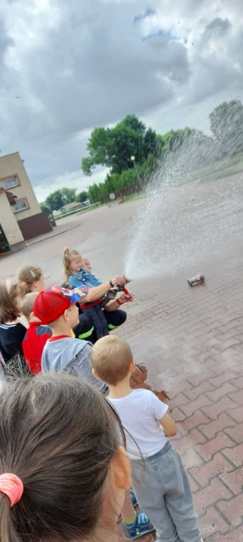 Spotkanie przedszkolaków ze strażakami