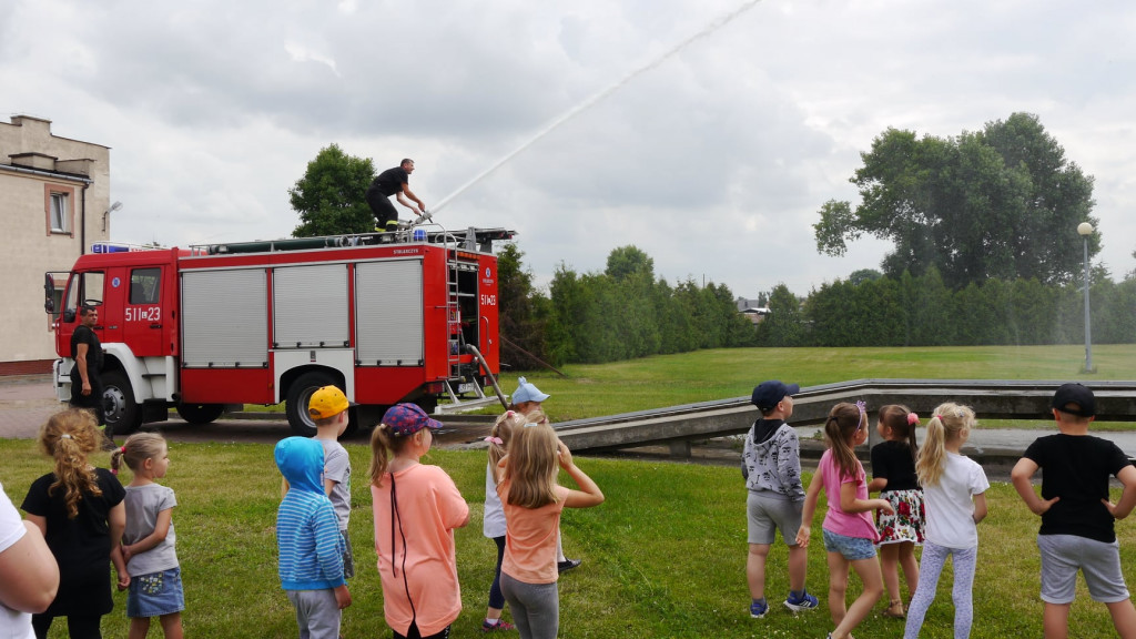 Spotkanie przedszkolaków ze strażakami