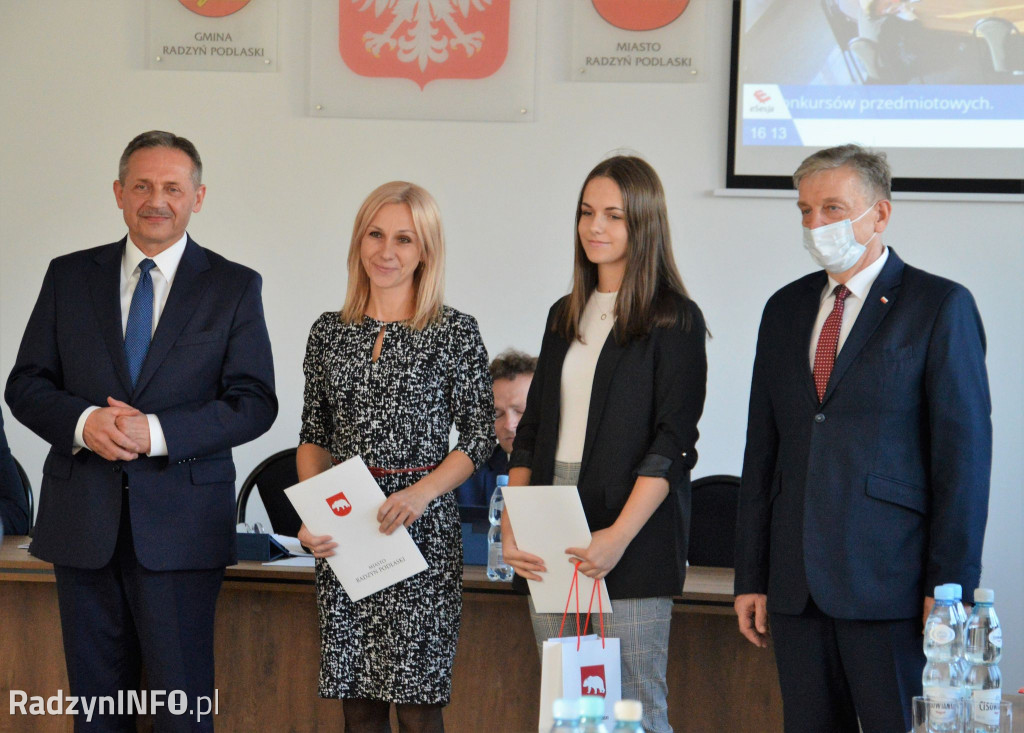 Wyróżnienia dla uczniów podczas sesji Rady Miasta