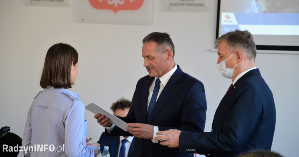 Wyróżnienia dla uczniów podczas sesji Rady Miasta