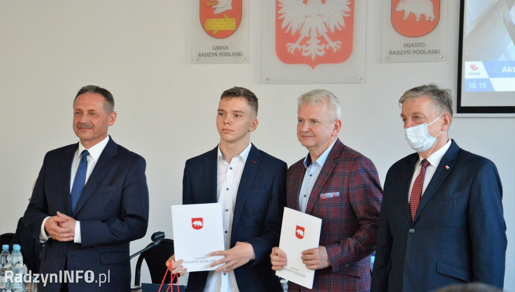 Wyróżnienia dla uczniów podczas sesji Rady Miasta