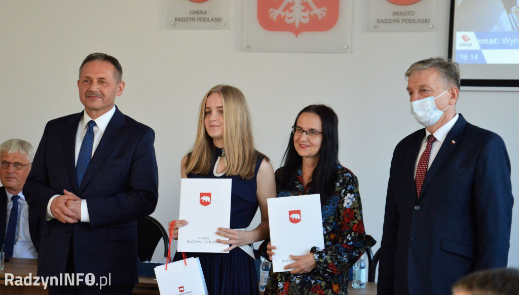 Wyróżnienia dla uczniów podczas sesji Rady Miasta