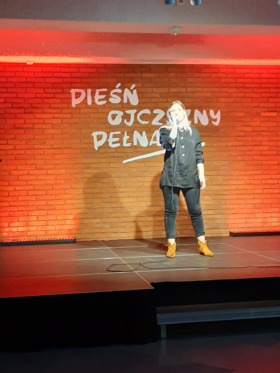 Oliwia Wierzchowska na festiwalu pieśni patriotycznej