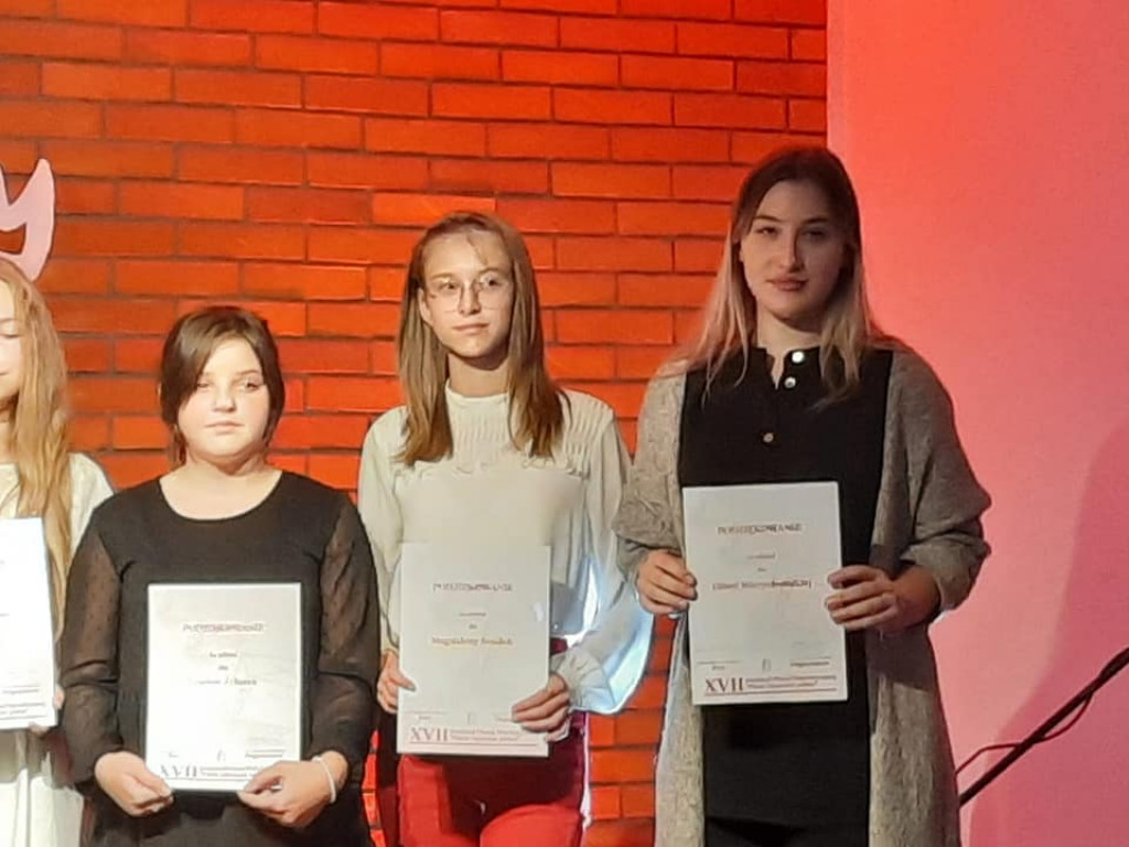 Oliwia Wierzchowska na festiwalu pieśni patriotycznej