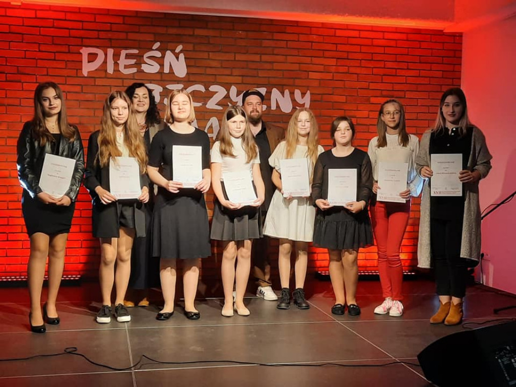 Oliwia Wierzchowska na festiwalu pieśni patriotycznej